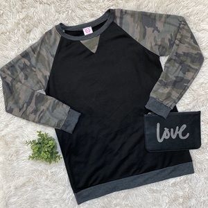 Wanna B Camo Raglan Top 💗 Black & Olive